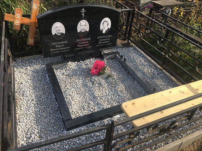 Пример установленного на кладбище памятника