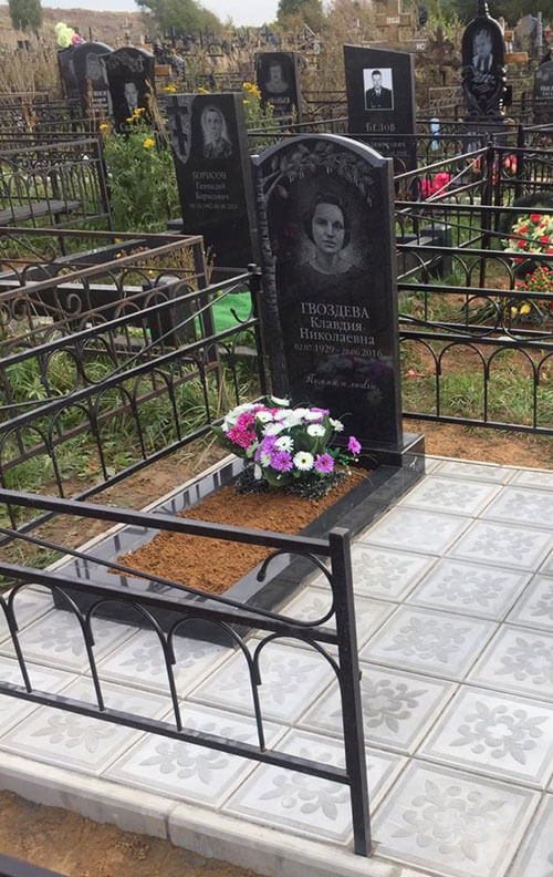 Пример установленного на кладбище памятника