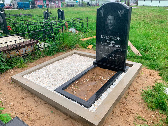 Пример установленного на кладбище памятника