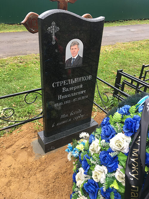 Пример установленного на кладбище памятника