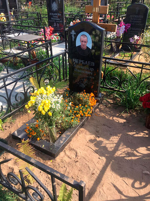 Пример установленного на кладбище памятника