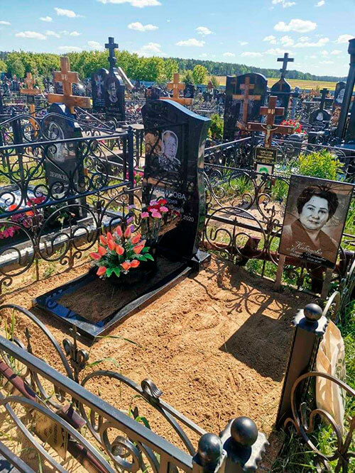 Пример установленного на кладбище памятника