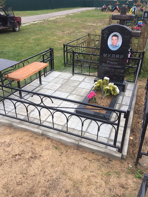 Пример установленного на кладбище памятника