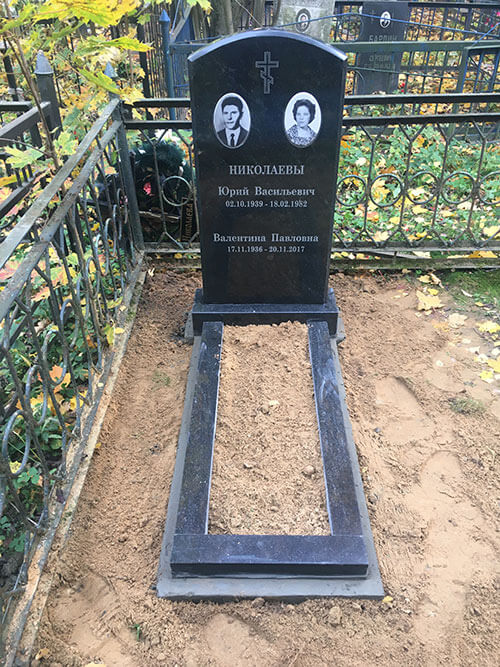 Пример установленного на кладбище памятника