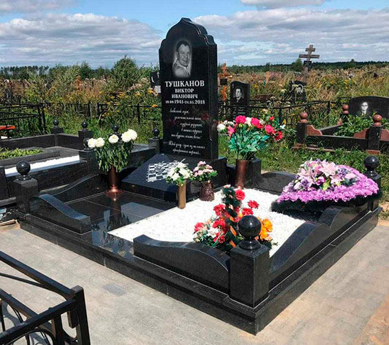 Пример установленного на кладбище памятника