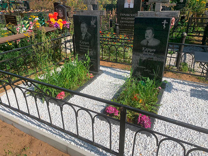 Пример установленного на кладбище памятника